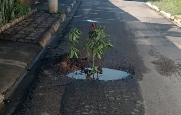 Itupevenses enfrentam crateras para trafegar ou acessar a cidade
